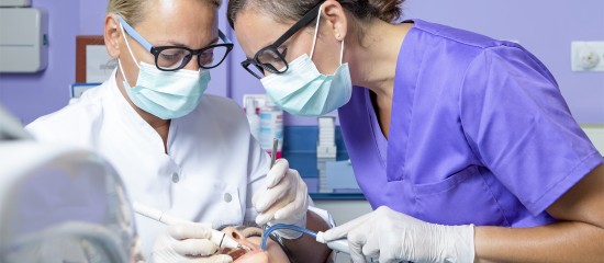 chirurgiens-dentistes-les-assistants-doivent-s-inscrire-au-repertoire-adeli