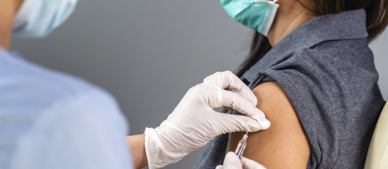 la-vaccination-des-salaries-contre-le-covid-19-en-trois-questions